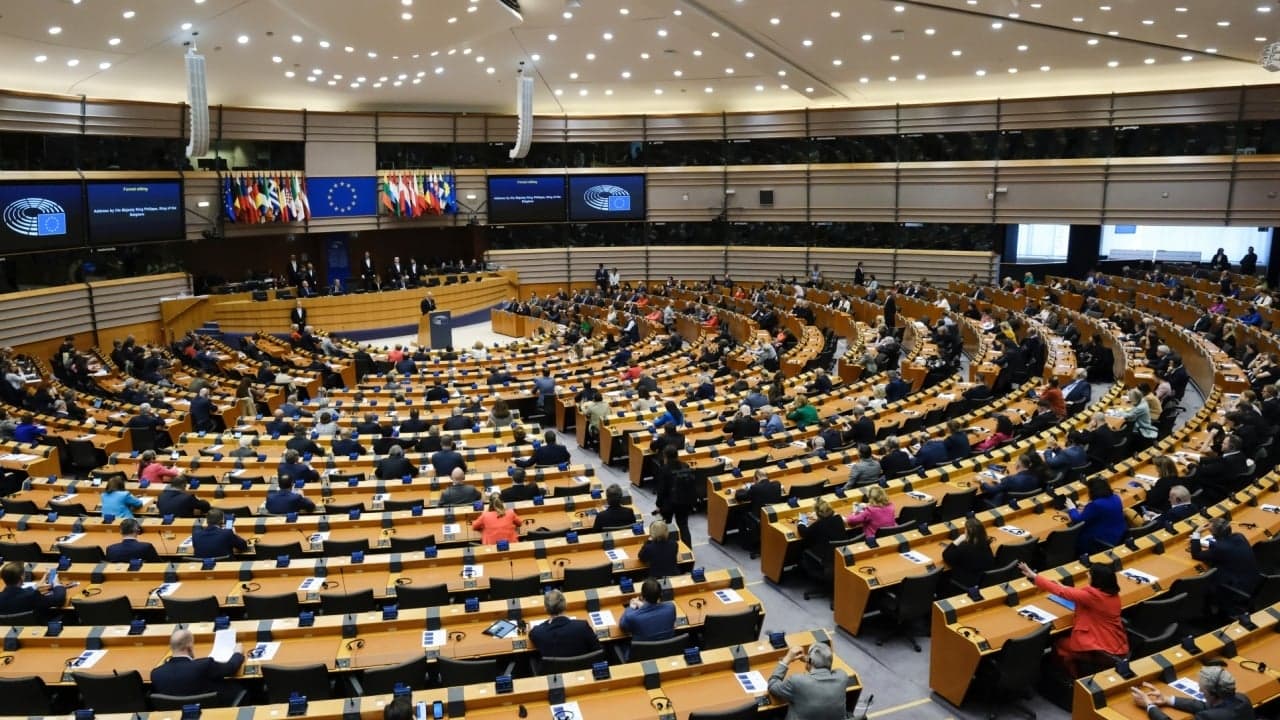디지털 유로 추진 가속화: EU 의회, 주요 기관 간 협상 위한 길 열어