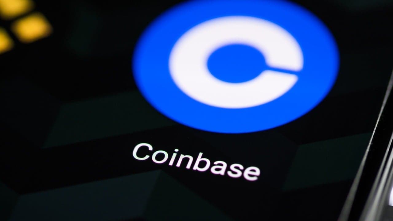 Coinbase sier at KI nå skriver 95–100 % av koden deres: Matematikkens bak «1 200 digitale arbeidere»