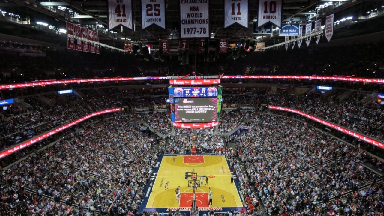 WNBA опубликовала видео о ставке на 400 долларов между Риз и Бюккерс, а затем удалила его, сославшись на то, что это была шутка