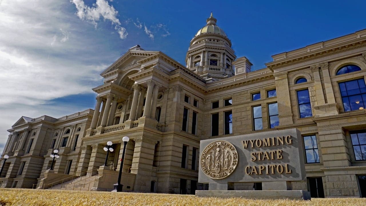 Tumalon ang LINK ng 3% sa $9.70 habang inililipat ng Wyoming ang stablecoin sa CCIP