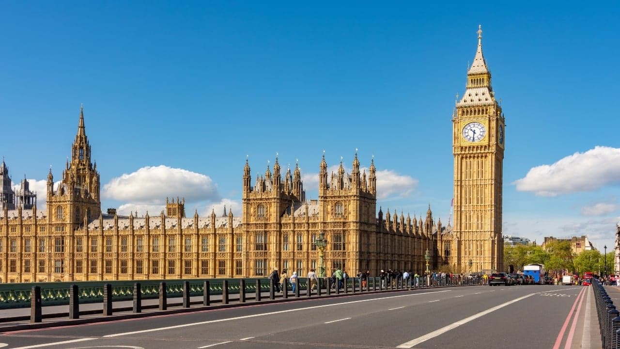Investigação ética é retomada após Farage, defensor das criptomoedas, vencer eleição suplementar