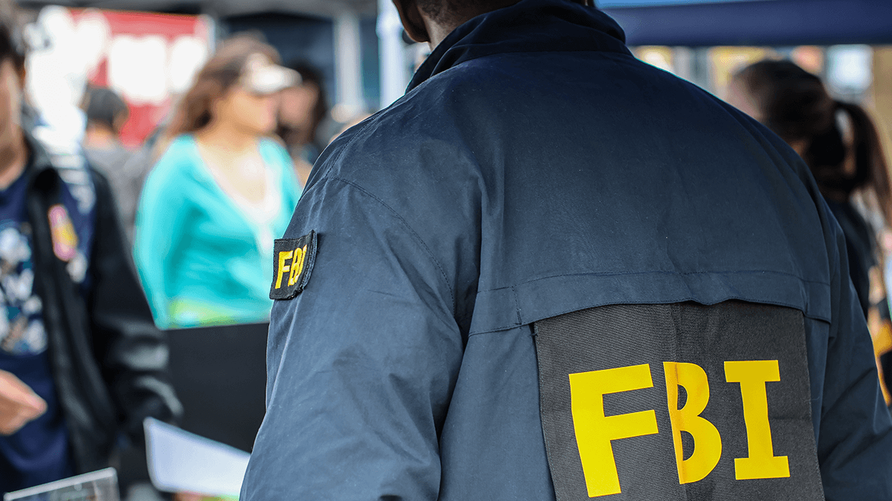 مطارد جواسيس تابع لمكتب التحقيقات الفيدرالي (FBI) سرق عملات مشفرة بقيمة مليون دولار من الهدف الذي كان يتعقبه، وفقًا للسلطات الفيدرالية