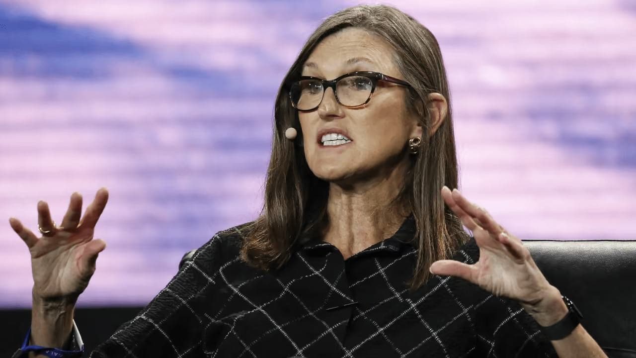 キャシー・ウッド氏は、金との連動性が高まる中で、ビットコイン価格が突破すると予想しています。